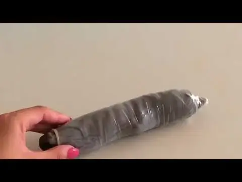 Hướng dẫn từng bước cách làm cu giả bằng vải cuộn màu trắng và một chiếc bao cao su đặt bên cạnh